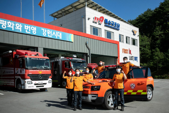 강원도소방본부 소방대원들이 소방장비표준규격(KFS)에 맞는 특수 장비를 갖춘 랜드로버 올 뉴 디펜더 110 앞에서 포즈를 취하고 있다. 재규어랜드로버코리아 제공